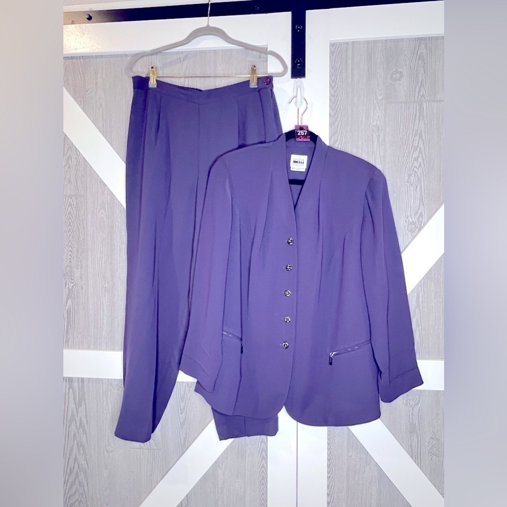 257. Leslie Fay 2 Piece Purple Pant Suit 16WP
